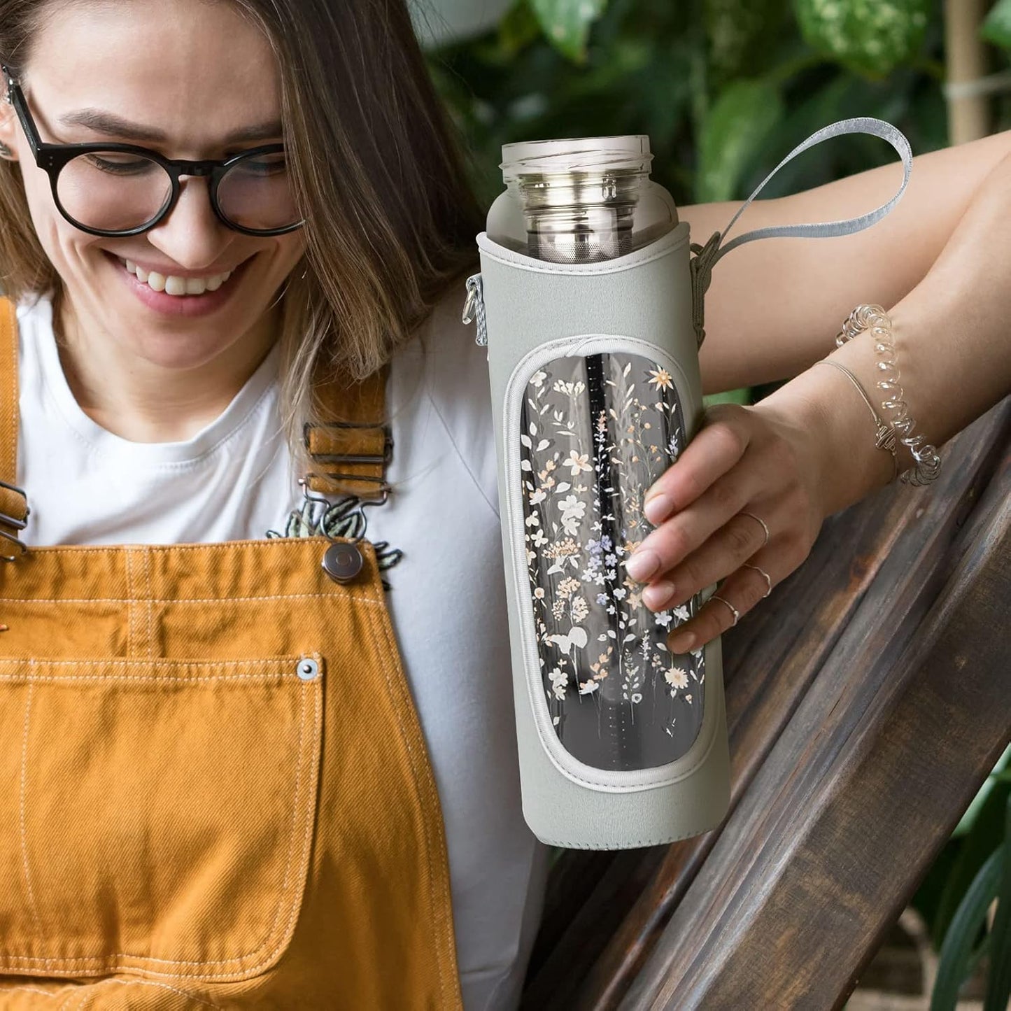32oz Borosilicate Glass Water Bottle with Tea Infuser, Tea Tumbler with Strainer, Reusable Travel Mug with Sleeve & 2 Lids, Glass Drinking Bottle for Hot or Cold Drinks
