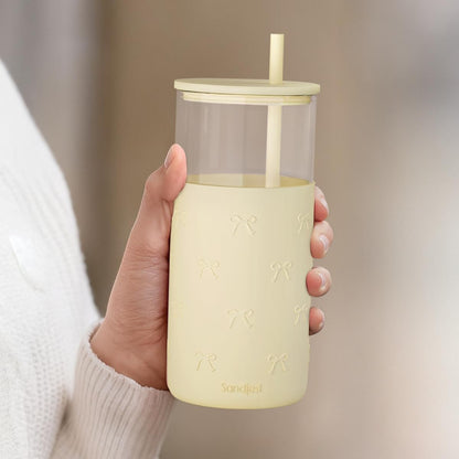SANDJEST Glass Tumbler with Straw and Lid, Glass Water Bottle with Silicone Sleeve 20oz, Smoothie, Iced Coffee Cup, Gifts for Women Teen Girls Birthday Christmas (Cream)