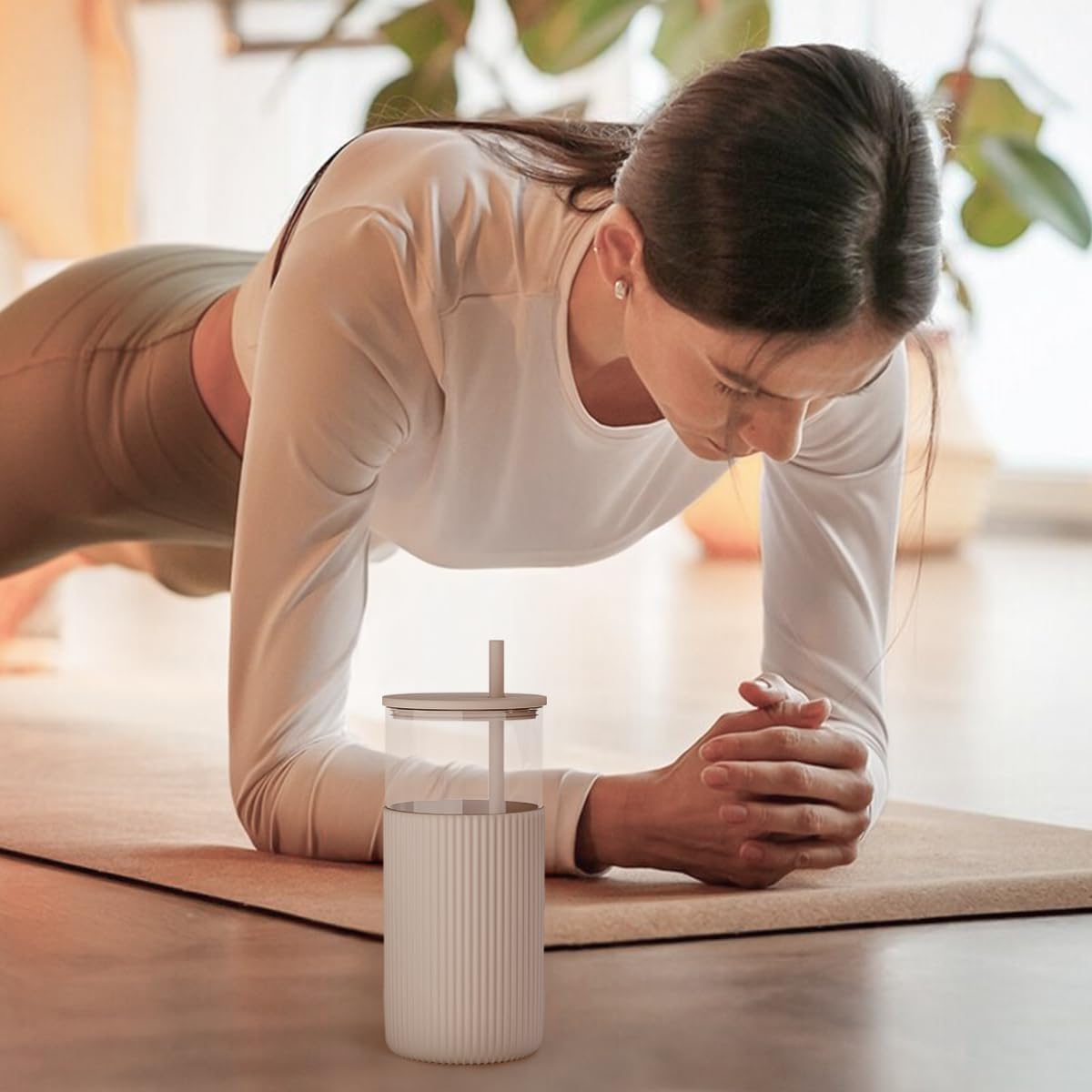 SANDJEST Glass Tumbler with Straw and Lid, Glass Water Bottle with Silicone Sleeve 20oz, Smoothie, Iced Coffee Cup, Gifts for Women Teen Girls Birthday Christmas (Cream)