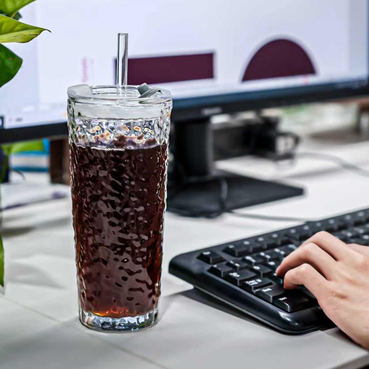 SUROQUE 20oz Ribbed Glass Tumblers with Lids & Straws, Ideal for Iced Coffee, Cocktails & More - Includes Cleaning Brush