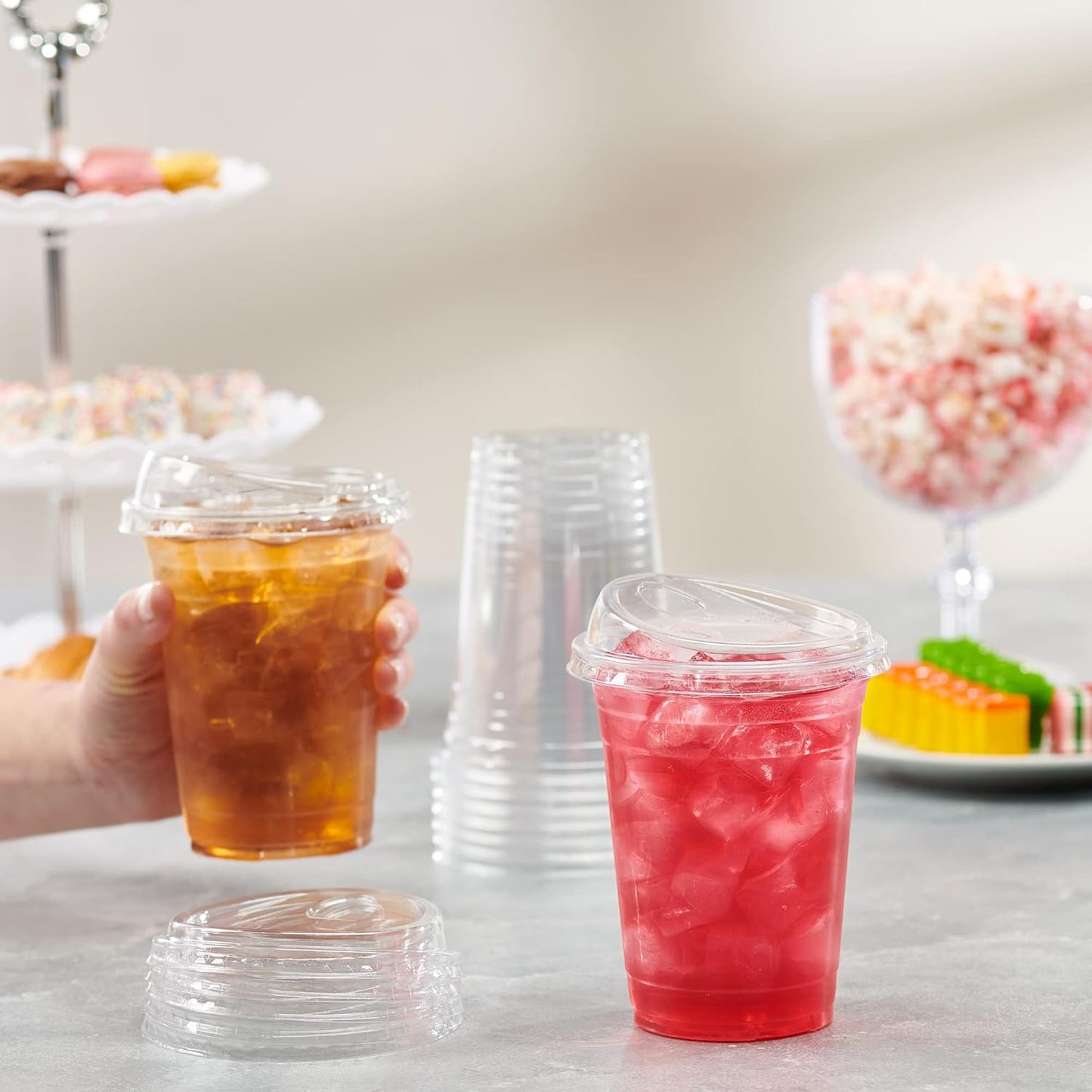 GUSTO Clear Plastic Cups with Lids [24 oz - 100 Count - Disposable Iced Coffee Drink Cups with Strawless Sip Lids for Smoothies, Juices, and More - (Formerly Comfy Package)