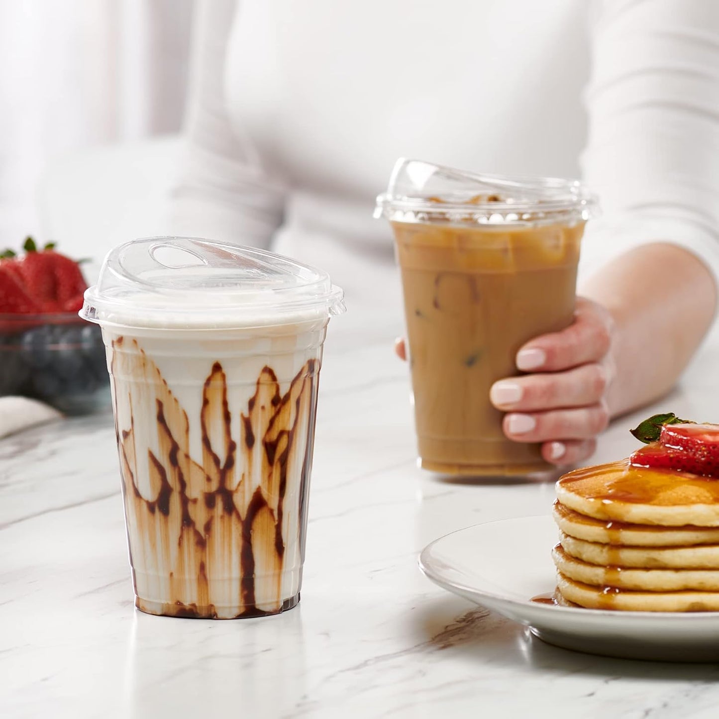 GUSTO Clear Plastic Cups with Lids [24 oz - 100 Count - Disposable Iced Coffee Drink Cups with Strawless Sip Lids for Smoothies, Juices, and More - (Formerly Comfy Package)