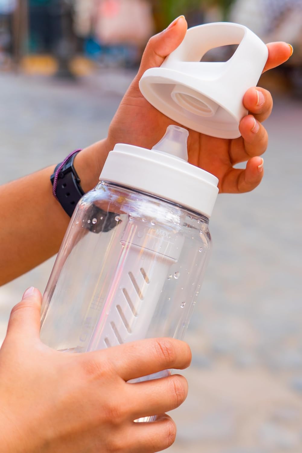 LifeStraw Go Series – BPA-Free Water Filter Bottle for Travel and Everyday use removes Bacteria, parasites and microplastics, Improves Taste, 22oz; Clear