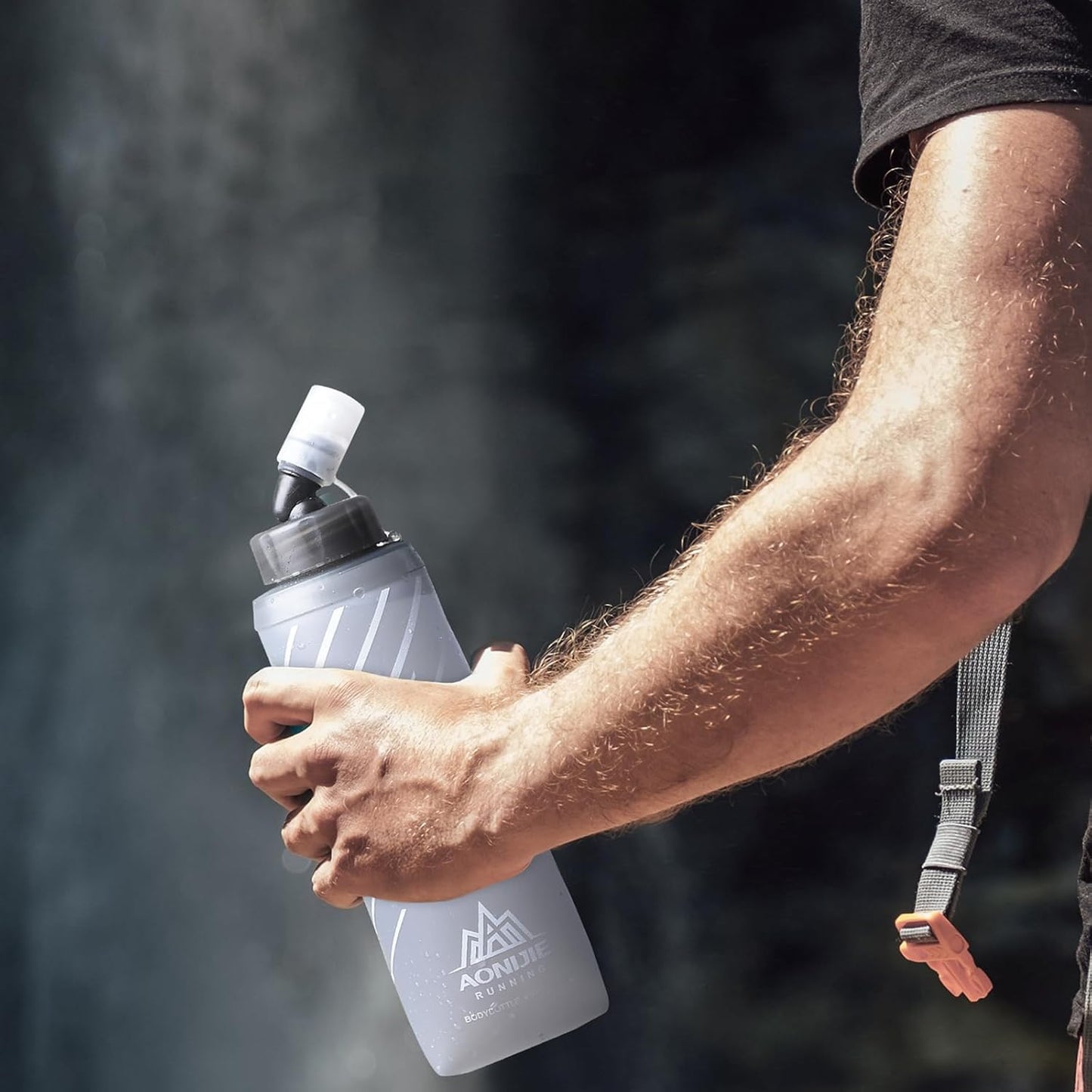 TRIWONDER Handheld Water Bottle for Running, Quick Grip Chill 17 oz Handheld Soft Water Bottle with Hand Strap Hydration Pack, BPA Sport Soft Flask (Blue)