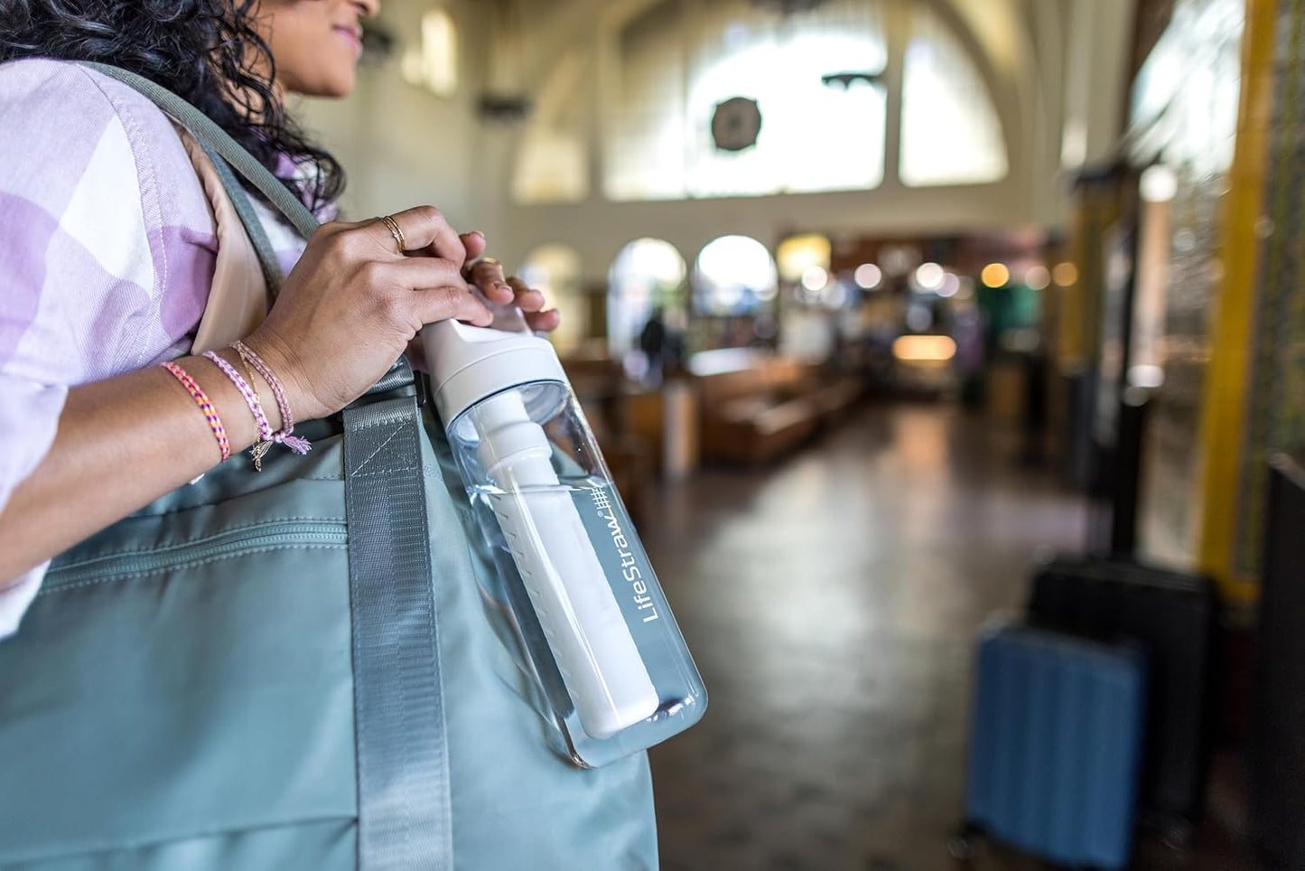 LifeStraw Go Series – BPA-Free Water Filter Bottle for Travel and Everyday use removes Bacteria, parasites and microplastics, Improves Taste, 22oz; Clear
