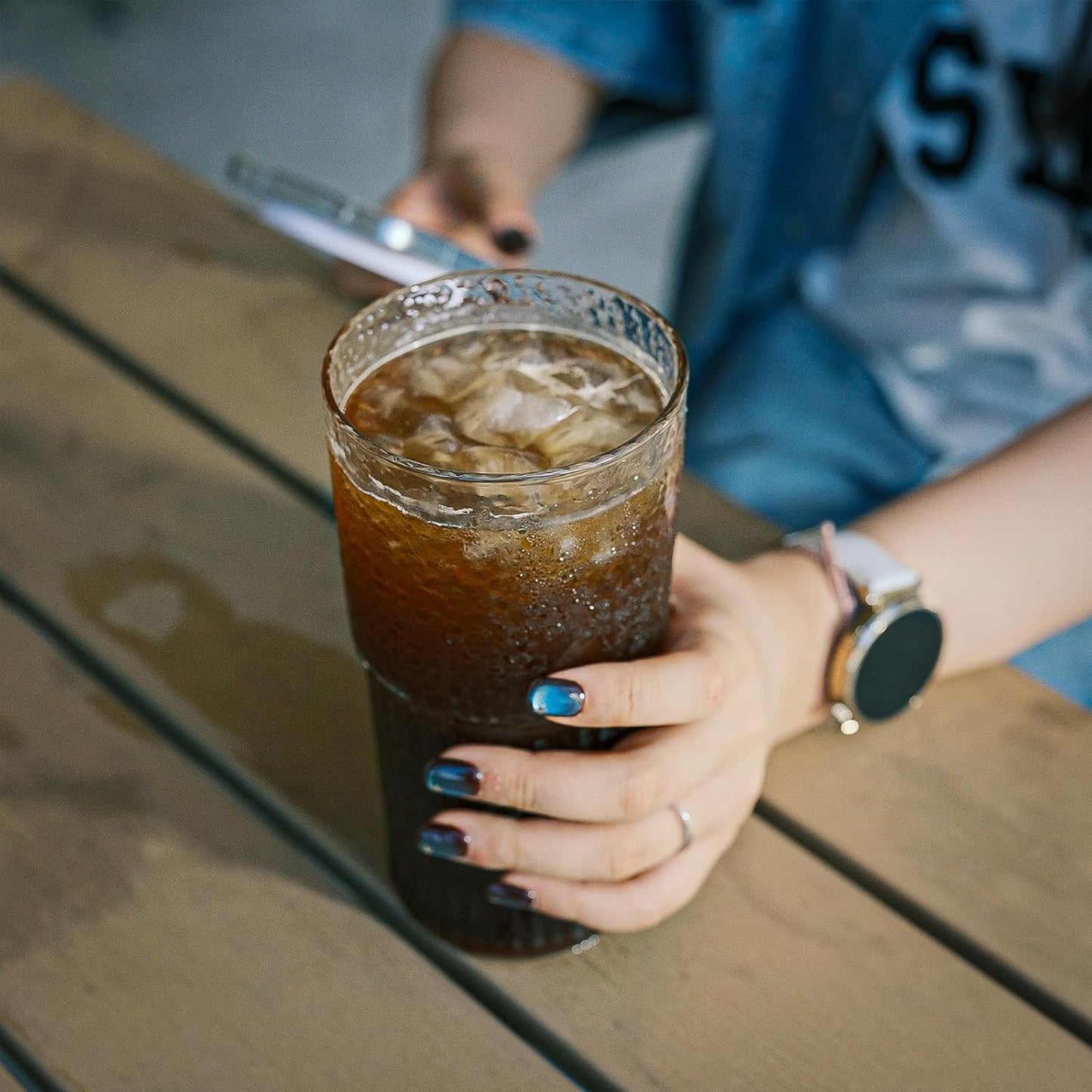 SUROQUE 20oz Ribbed Glass Tumblers with Lids & Straws, Ideal for Iced Coffee, Cocktails & More - Includes Cleaning Brush
