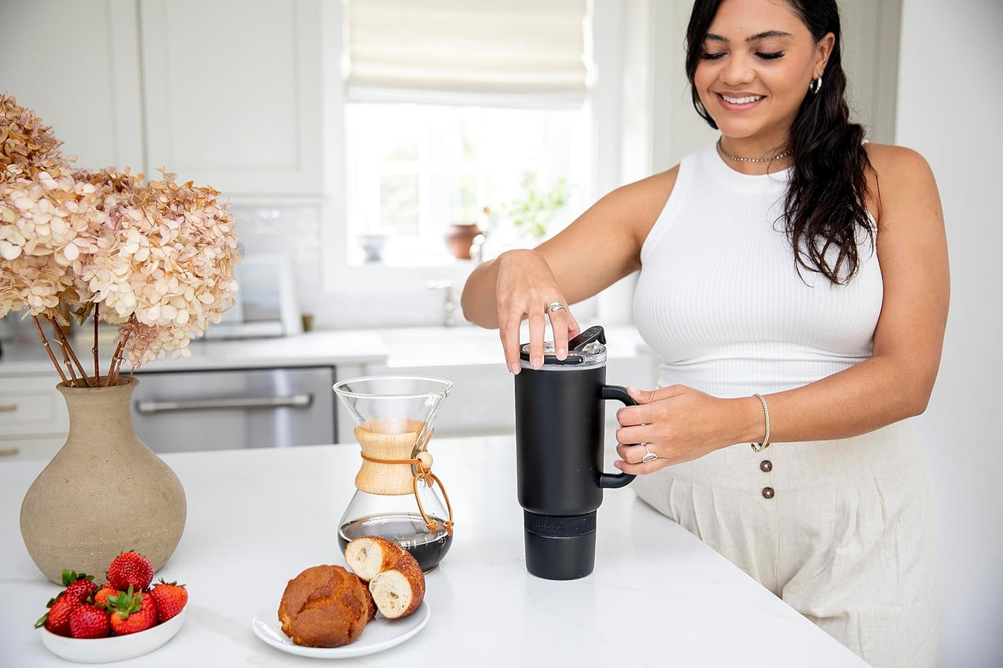 Ello Port 40oz Tumbler with Carry Loop & Integrated Handle, Vacuum Insulated Stainless Steel Reusable Water Bottle, Travel Mug with Leak Proof Lid & Straw, Perfect for Iced Coffee & Tea, White