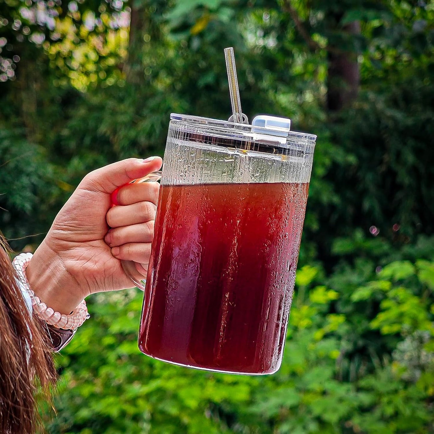 SUROQUE 20oz Ribbed Glass Tumblers with Lids & Straws, Ideal for Iced Coffee, Cocktails & More - Includes Cleaning Brush