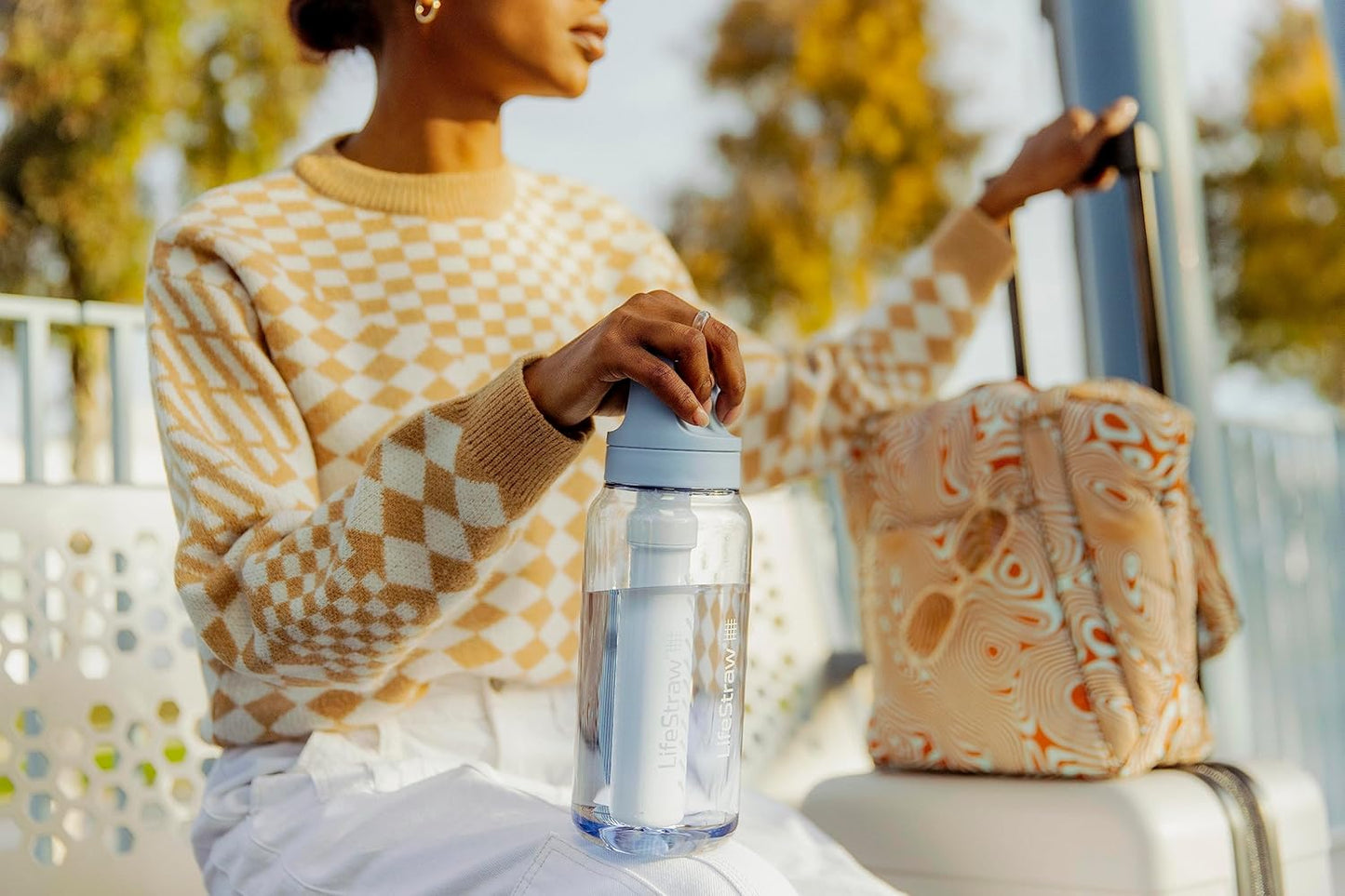 LifeStraw Go Series – BPA-Free Water Filter Bottle for Travel and Everyday use removes Bacteria, parasites and microplastics, Improves Taste, 22oz; Clear