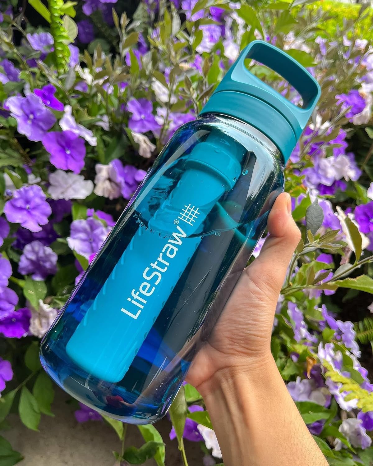 LifeStraw Go Series – BPA-Free Water Filter Bottle for Travel and Everyday use removes Bacteria, parasites and microplastics, Improves Taste, 22oz; Clear