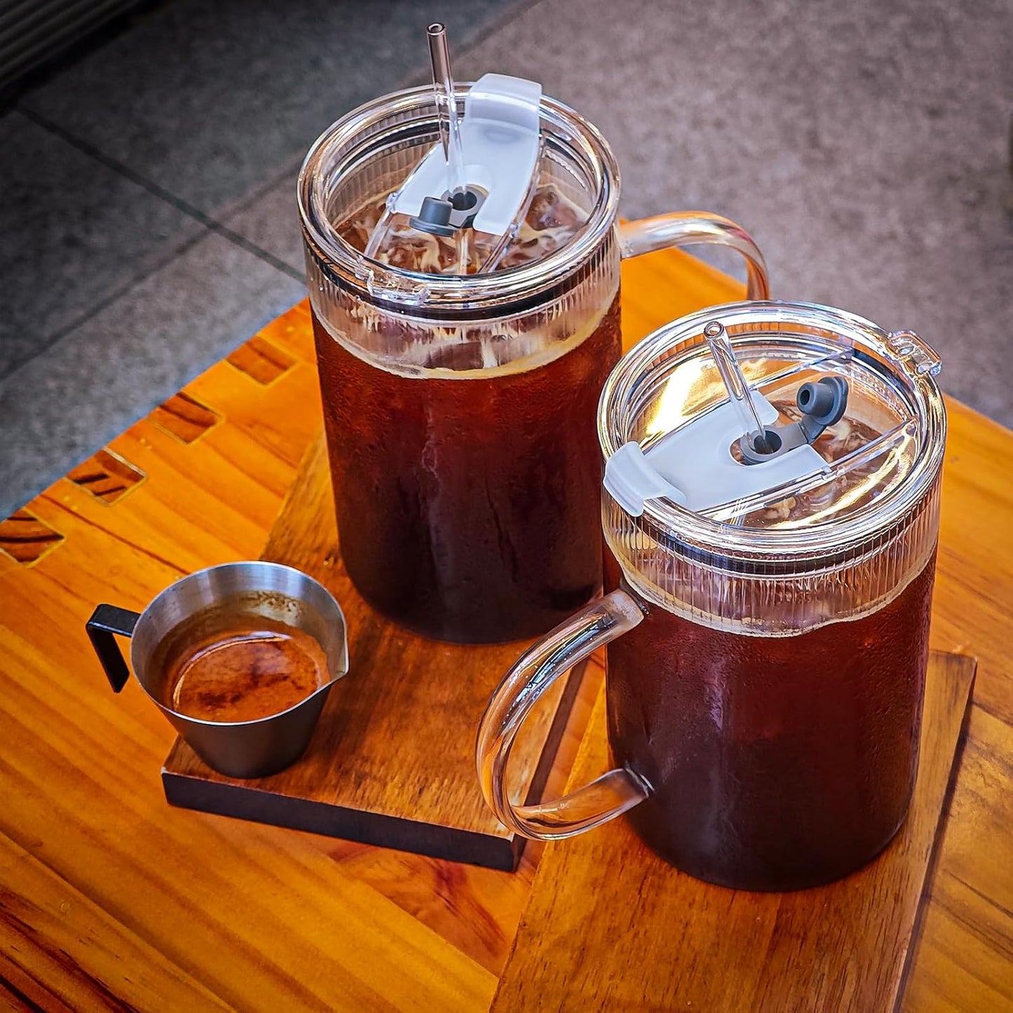 SUROQUE 20oz Ribbed Glass Tumblers with Lids & Straws, Ideal for Iced Coffee, Cocktails & More - Includes Cleaning Brush