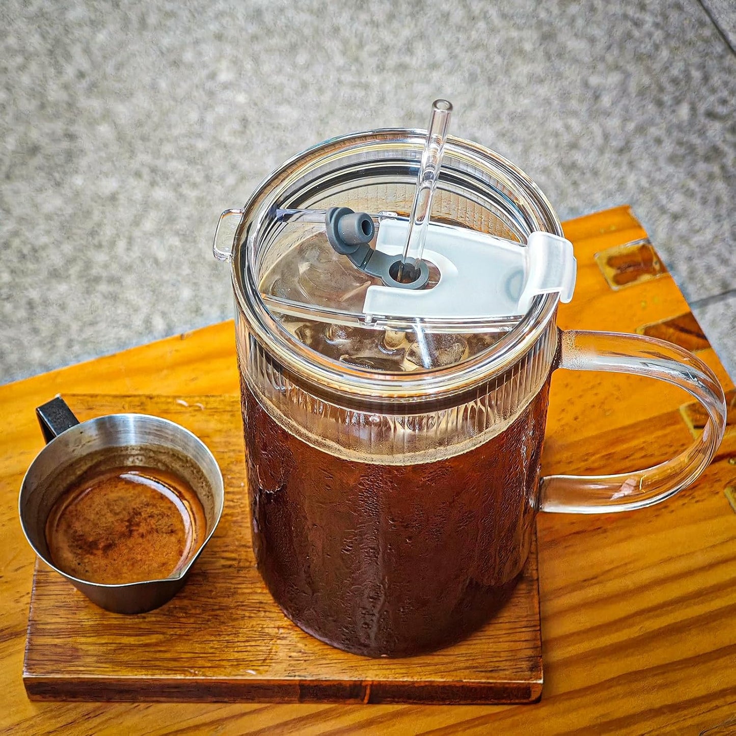 SUROQUE 20oz Ribbed Glass Tumblers with Lids & Straws, Ideal for Iced Coffee, Cocktails & More - Includes Cleaning Brush